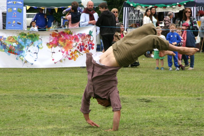 _WatchYourHead_'s tweet photo. Summersaulting at the Englefield Village Green Fair. #AsYouLikeIt #Corin https://t.co/KFGAtyQITh https://t.co/yfVm1n97tL