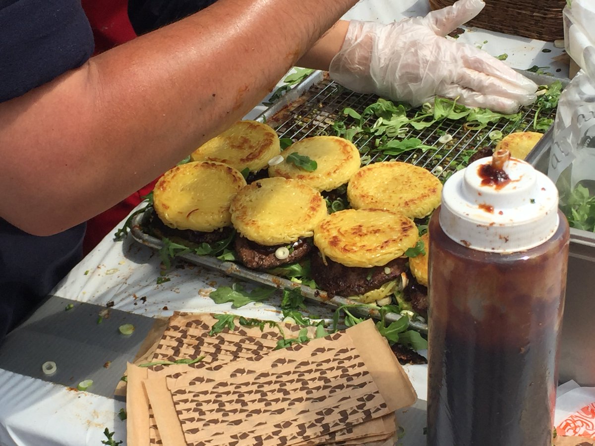 runningfishNL's tweet photo. De #ramenburger, helemaal hot in de VS. Wordt dit ook wat in NL/BE? #trends #horeca https://t.co/2eTvBgbWpe