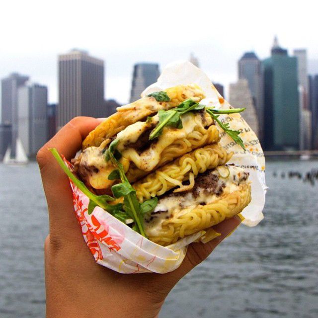 runningfishNL's tweet photo. De #ramenburger, helemaal hot in de VS. Wordt dit ook wat in NL/BE? #trends #horeca https://t.co/2eTvBgbWpe