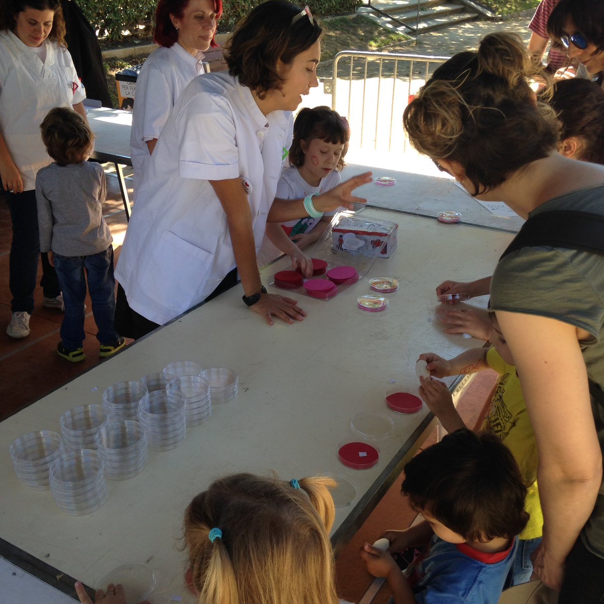 ¿Las bacterias son buenas o malas? Hay de todo! Taller "Dissenya el teu bacteri" d'<a href="/ISGLOBALorg/">ISGlobal</a> #FestaCiencia16