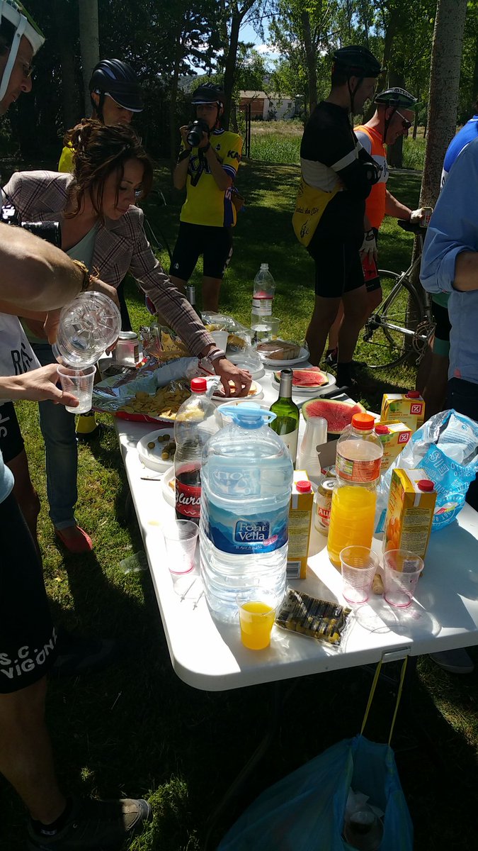 BiciclasicasLEO's tweet photo. Muy buen ritmo, ahora toca ¡A comer! #LaMonreal #LaMonreal2016 @LaBiciteca @Retroiberica @monreal_cc https://t.co/393v6vKlV1