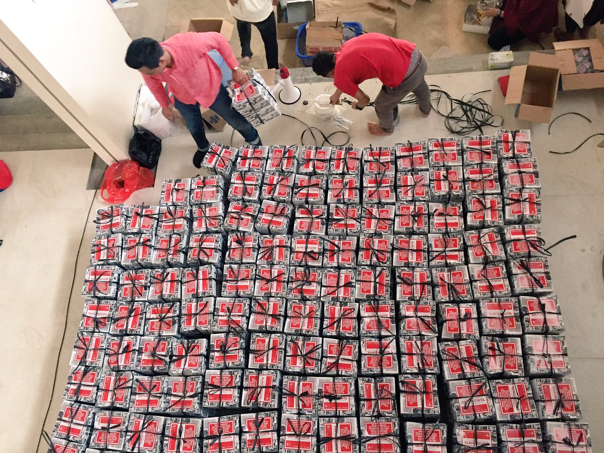 sabaiX's tweet photo. Ini dia 1600 box nasi+lauk yg siap edar (sebagian udah) dari #DapurCinta2016 di Jkt.
Berbagi cinta utk semua 💖💕 https://t.co/PCaDPcPxxN