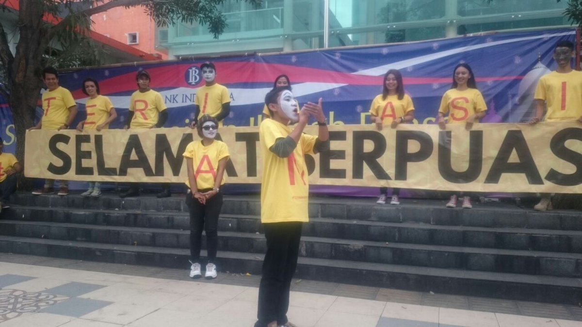 TributeToKretek's tweet photo. Aksi pantomim @KomunitasKretek di Gladak Solo...  #TerimakasihTembakau https://t.co/WNdSnx4AJO