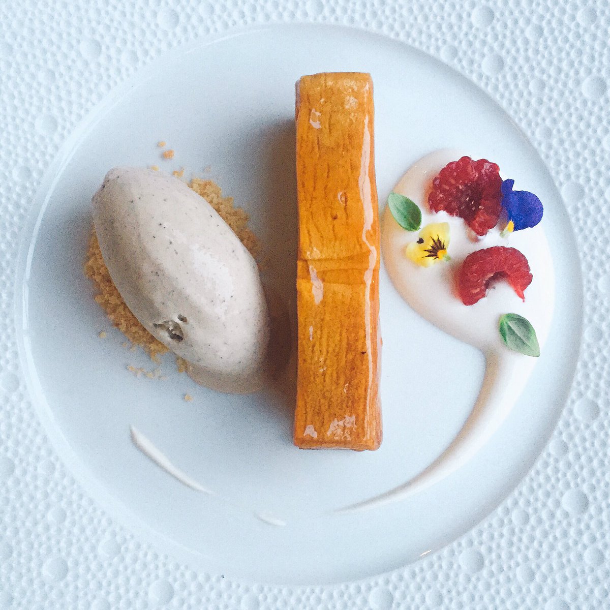 SKY_Liem's tweet photo. @latelierlondon by Joël Robuchon did wonders for my taste pallet ✨🍴✨ #foodie #michelinstar 
https://t.co/sGcbEKynGE https://t.co/Chk2mJkNvO