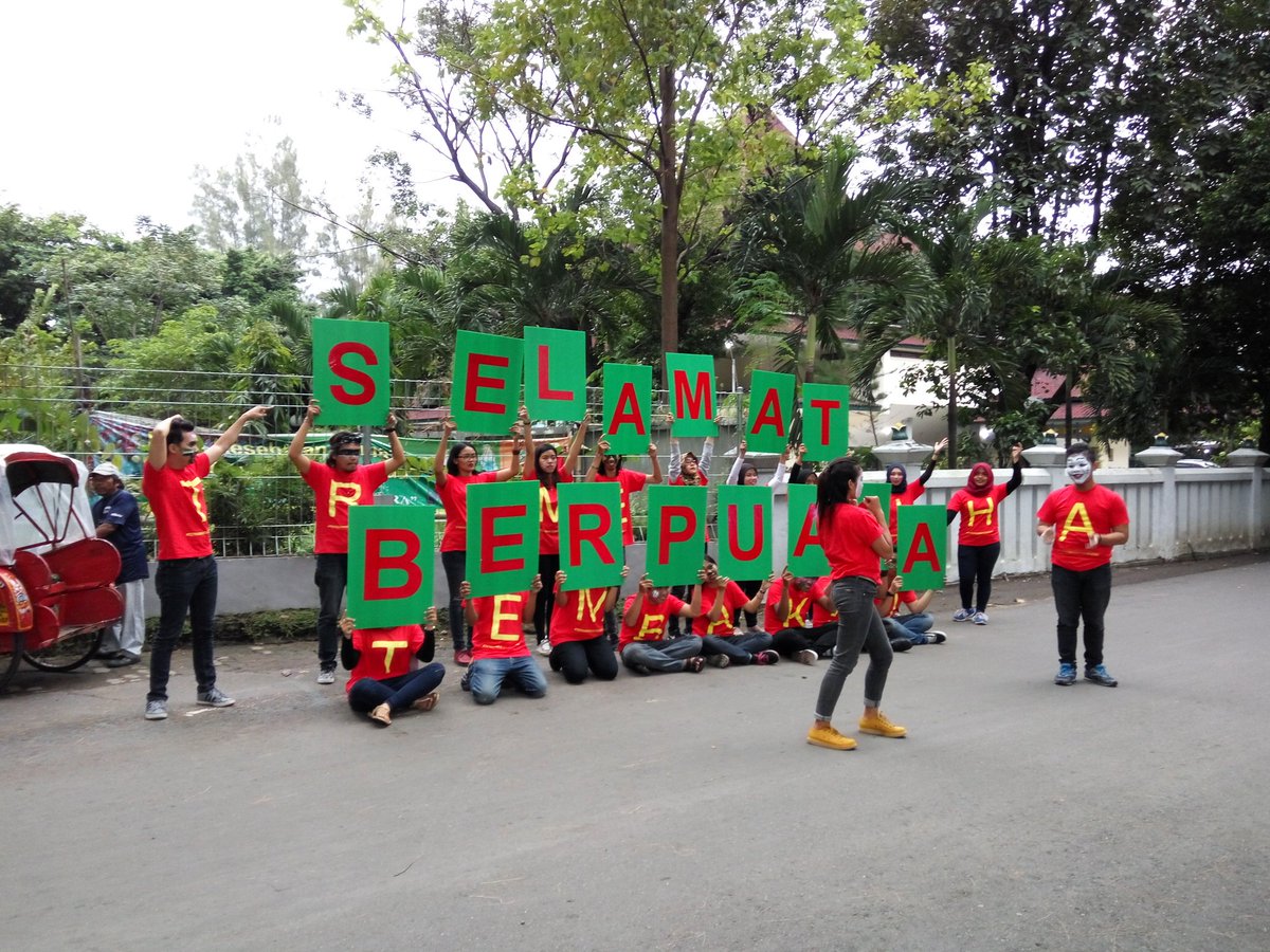 TributeToKretek's tweet photo. Aksi pantomim @KomunitasKretek di kawasan Manahan, Solo #TerimakasihTembakau https://t.co/q7WLWjdybE