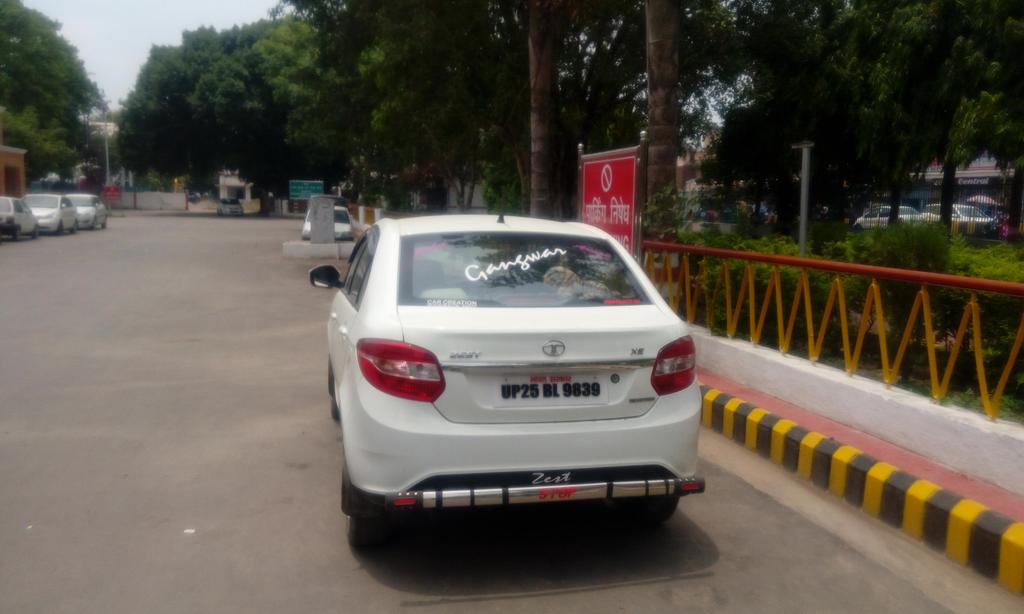 rishabm52168840's tweet photo. @drm_drmizn 
Sir in which rule book is written that GOI vehicle can park their vehicle in no parking zone. https://t.co/rs1gxI3Xyf