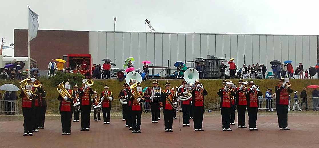 Show van onze Drumfanfare op een regenachtige Taptoe tijdens #Vlaggetjesdag 2016