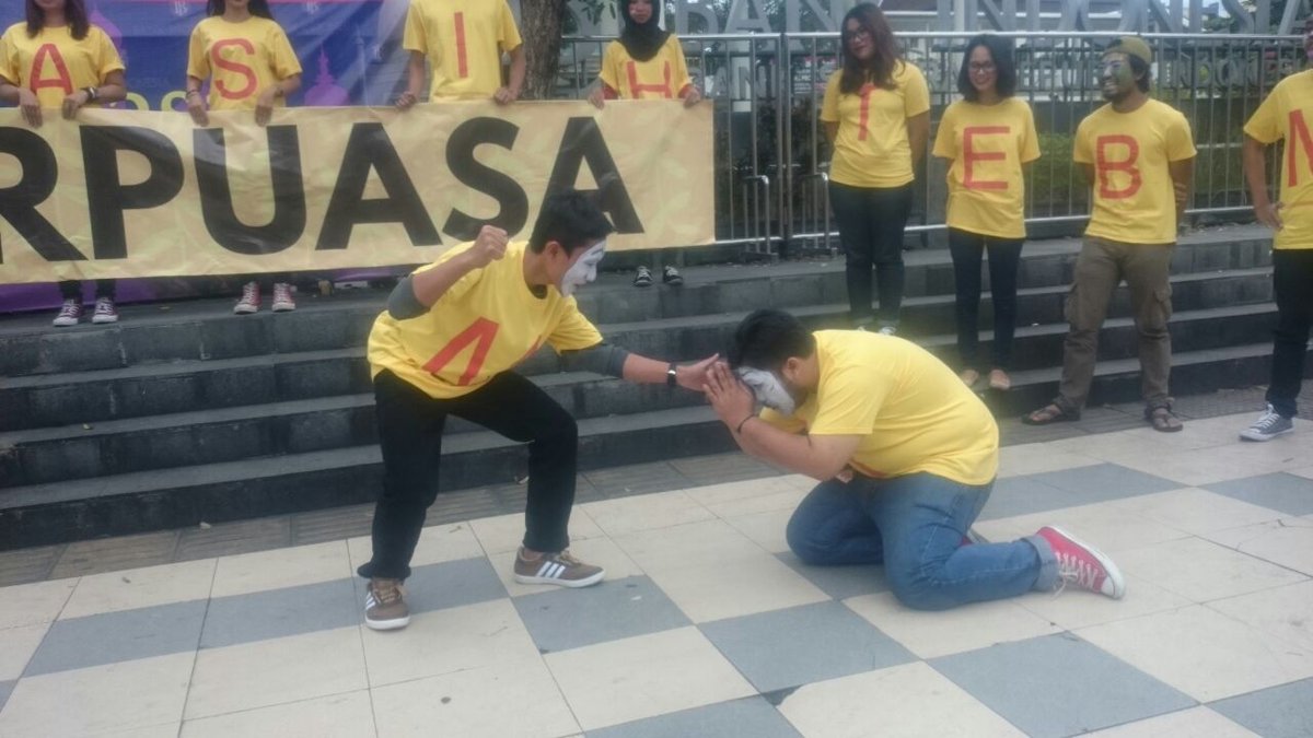 KomunitasKretek's tweet photo. Kami menemani warga Solo yang sedang ngabuburit di Gladag dan Manahan..  #TerimakasihTembakau https://t.co/4vfDXAdDHN