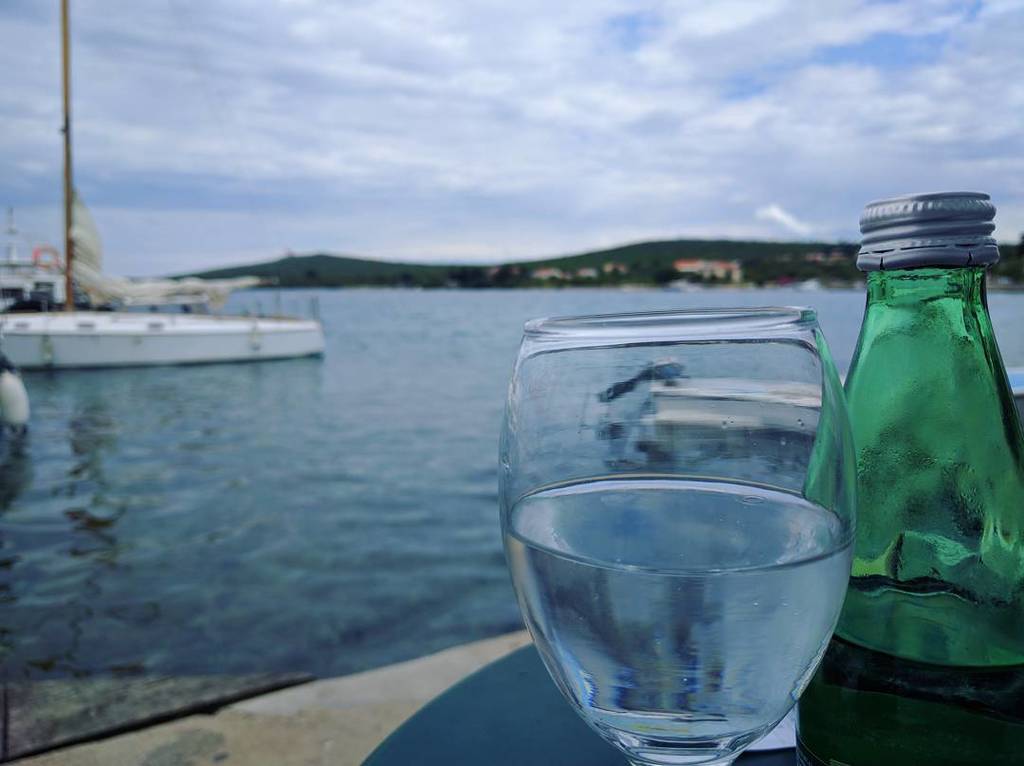 JaviDavi's tweet image. Listening to mystery podcasts (actually crazy speculations) and enjoying a nice glass of sparkling water. 😍 #muline…