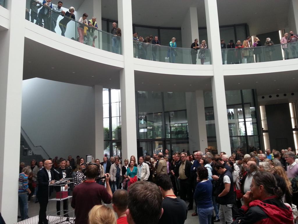 Jul_Kaufmann's tweet photo. Gleich geht's los #TOGETTHERE_fACTory Performance auf der großen Treppe @Pinakotheken  #Kunst und #Integration https://t.co/3Ma8nf52yq