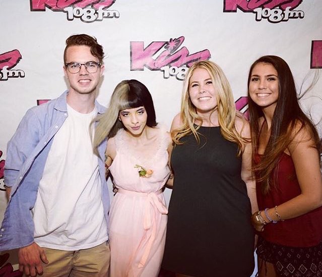 MelanieMFrance's tweet photo. #PHOTOS : Melanie hier aux M&amp;G #Kiss108KissConcert ☀️🎀 {18.06.16} https://t.co/qgJKzb6oIG