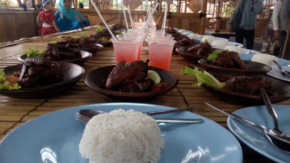 Hmmm yang di jalan hati hati ya, macet.