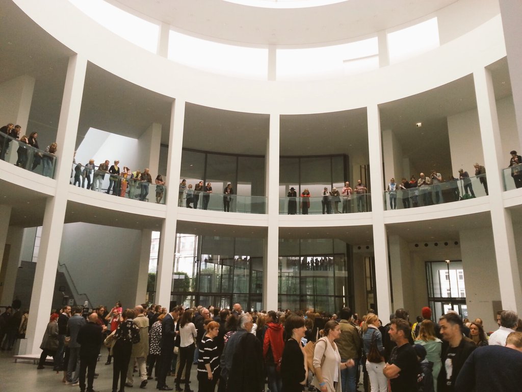 Pinakotheken's tweet photo. Heute in der Pinakothek der Moderne:  Kunst + Kreativität = Integration   Performance: um 12.00 und um 15.00 https://t.co/suXAcZVdrJ