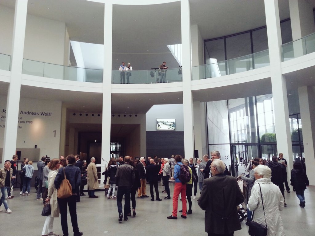 Pinakotheken's tweet photo. Heute in der Pinakothek der Moderne:  Kunst + Kreativität = Integration   Performance: um 12.00 und um 15.00 https://t.co/suXAcZVdrJ
