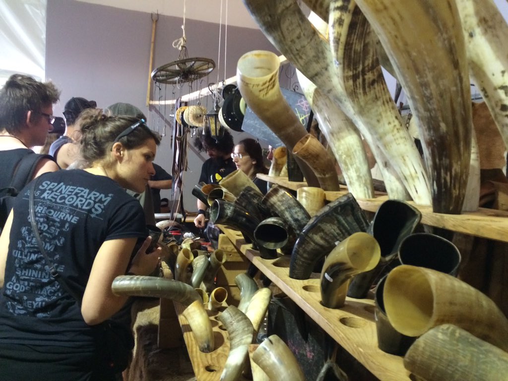 MagaliGrandet's tweet image. Dernier jour de festival, on fait ses emplettes au Market #Hellfest #hellfest2026