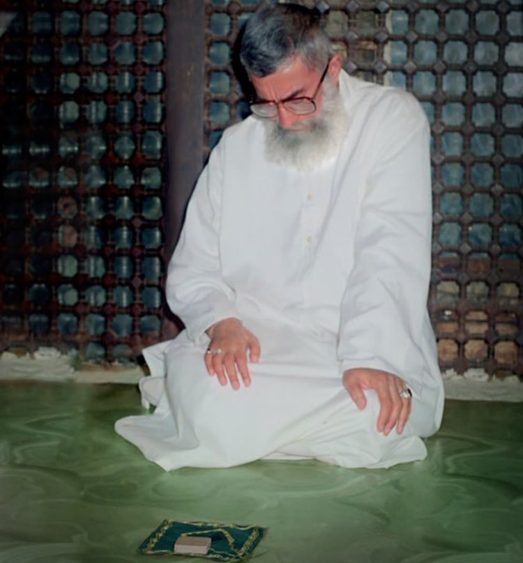 imam__khamenei's tweet photo. إعرفوا قدر هذا الشهر،شهر التوبة والتنبه،شهر العبادة والبكاء،شهر التعلّق بالأمور المعنوية
.
#شهر_رمضان
#السيد_القائد https://t.co/gZJ3DLKSyr