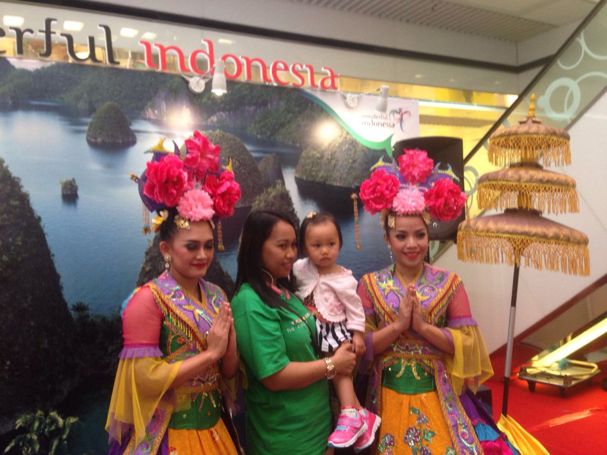 KompasTravel's tweet photo. Warga Hongkong kepincut dengan penari Indonesia. Mereka pun berfoto bareng deh #PetualanganJurnalis https://t.co/IhyyUmDt5T