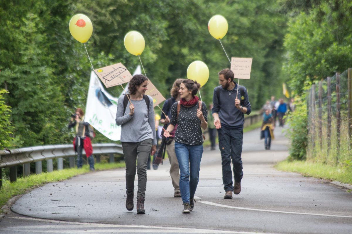 menschenstrom's tweet photo. Wir sind unterwegs! Hier auf der Wanderung von Döttingen, vorbei am Uralt-AKW Beznau. © C. Schmutz #MenschenStrom https://t.co/54VOerB2Dn