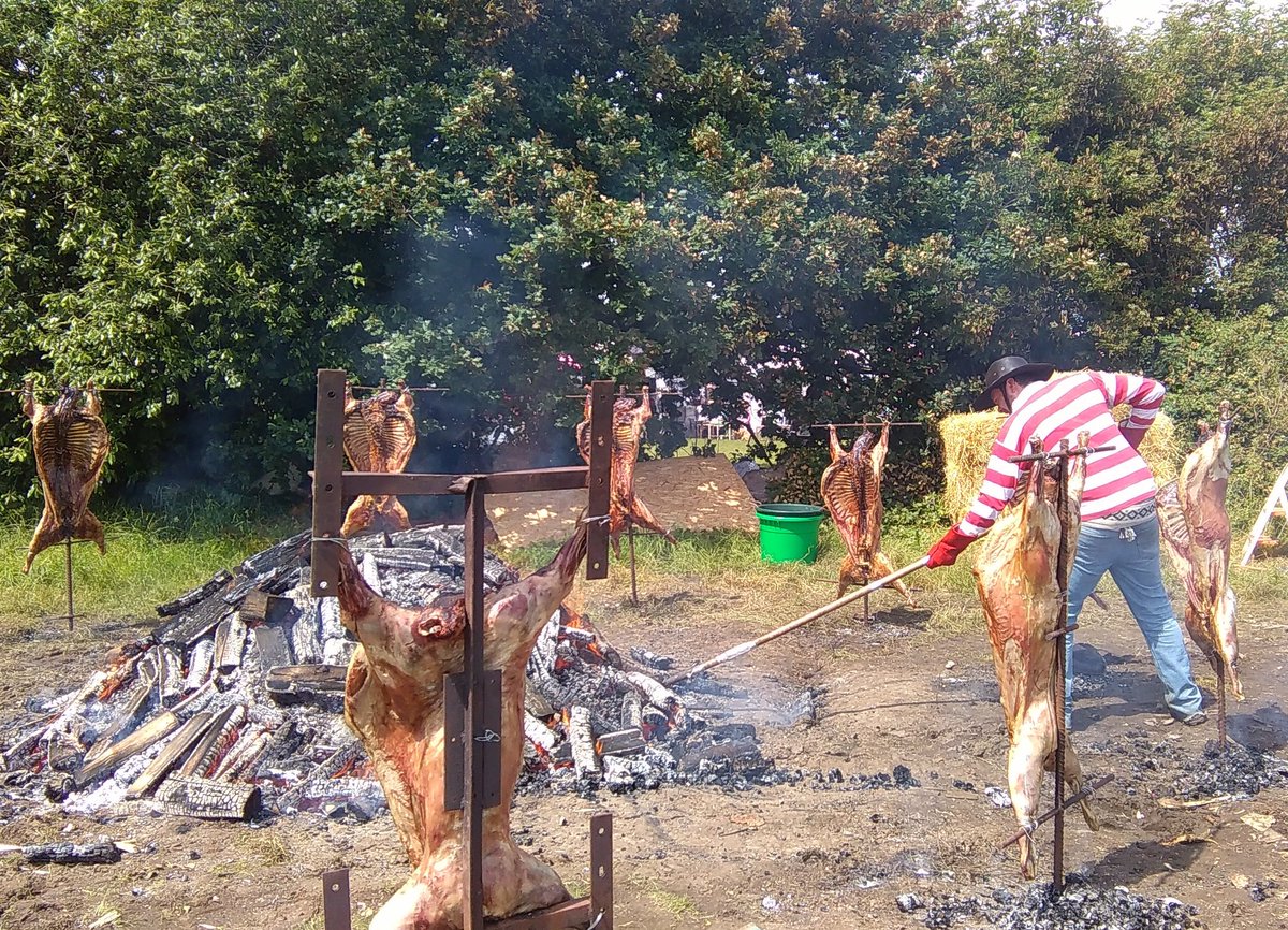 HelenFeary's tweet photo. @Anglo_Argentine asado today. Fab atmosphere &amp; sooo much meat https://t.co/DZAWjztXM4