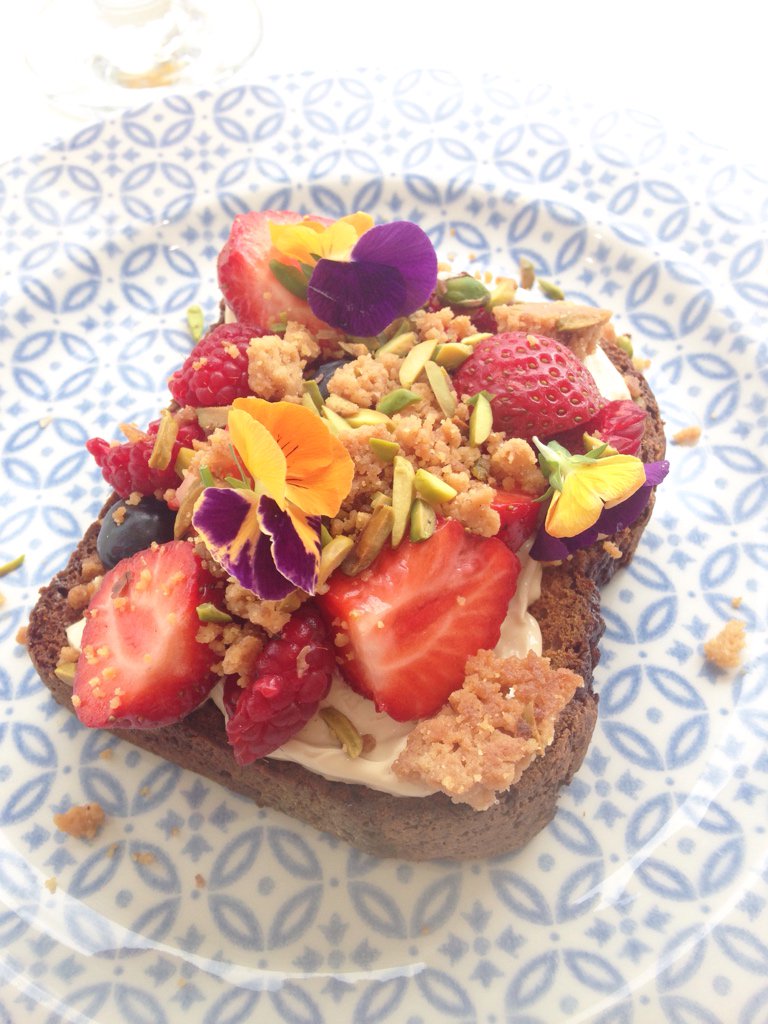 AlexandraDavy's tweet image. Pretty pretty pretty breakfast at @starks_kitchen 💜💙💚💛❤️