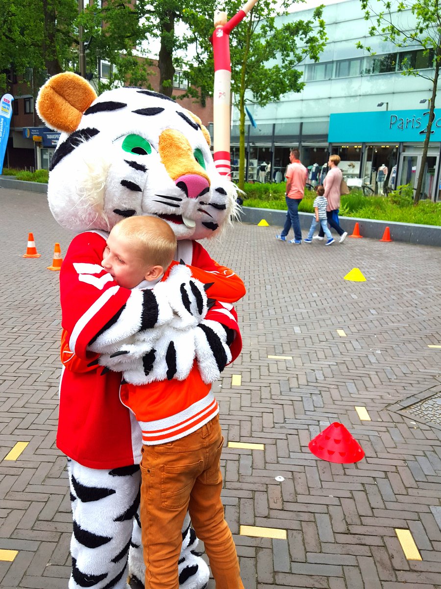 Onze Sibi is ook vandaag weer aanwezig tijdens <a href="/KidsDrenthe/">AllesKidsinDrenthe</a>. Wie komt hem nog meer een knuffel geven?