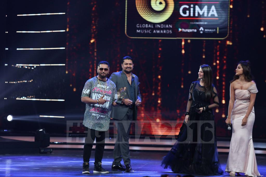 Rajkishorbisho3's tweet photo. "Dheere Dheere se Meri Zindagi" by
@asliyoyo got us grooving in no time and
has won the Best Pop Song for
#GiMA2016 https://t.co/7qZRDgTwMT