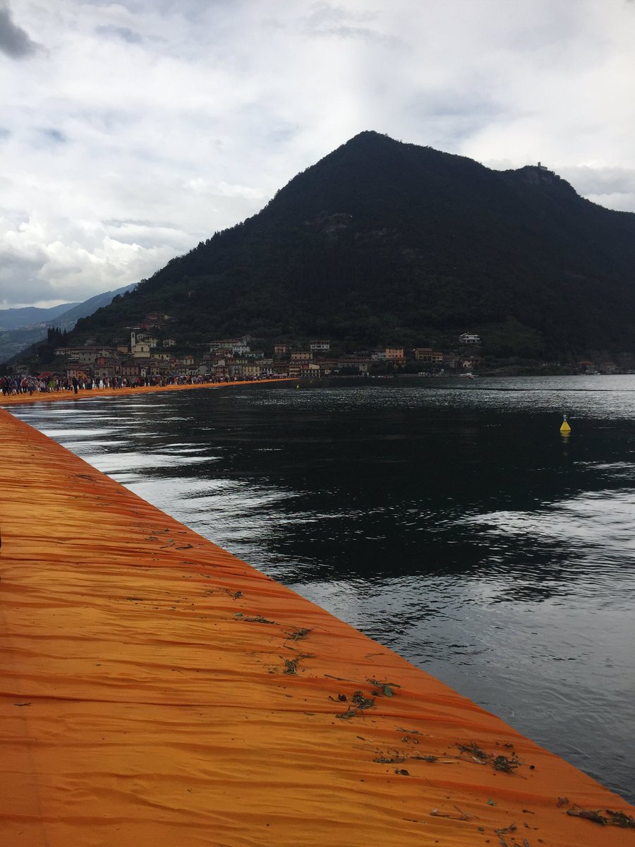emapo8's tweet photo. Wonderful @floating_piers https://t.co/lWbxxEK2Ht