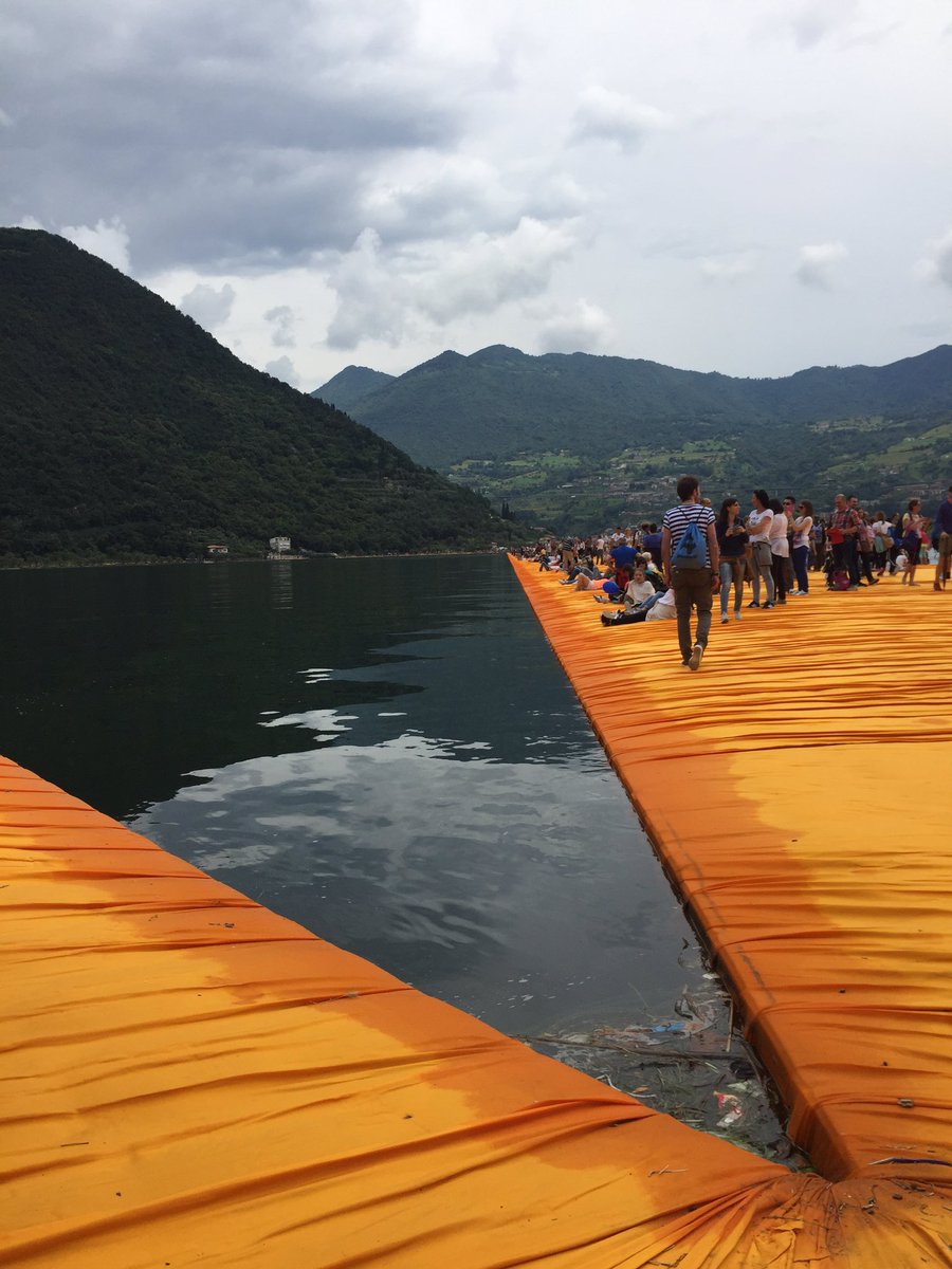 emapo8's tweet photo. Wonderful @floating_piers https://t.co/lWbxxEK2Ht