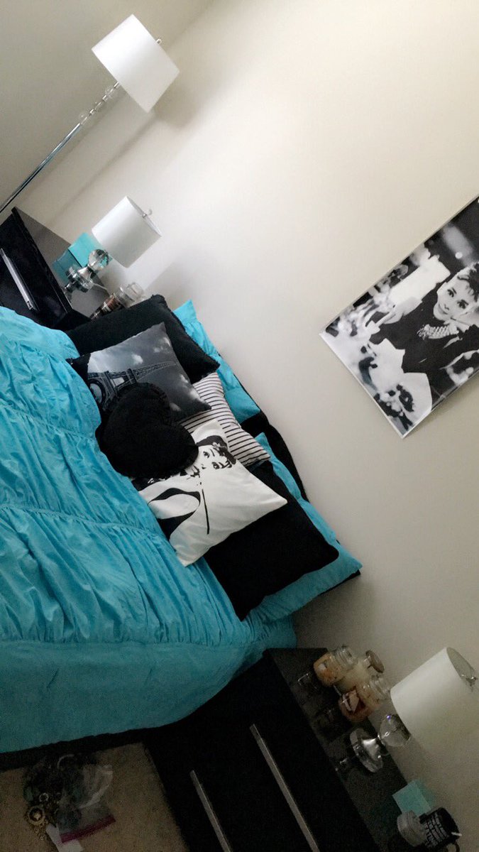 LisaCim's tweet image. I GOT LAMPS AND BEDSIDE TABLES YAYAYAYAYAYAY 🙌🏼💙