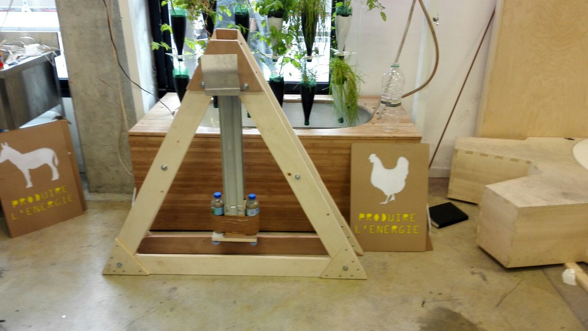 Arthur_Heran's tweet photo. "Green Balance" notre projet low tech pour convertir l'énergie de la houle en électricité. #LowTechDays #letriangle https://t.co/hGqPwELgH9