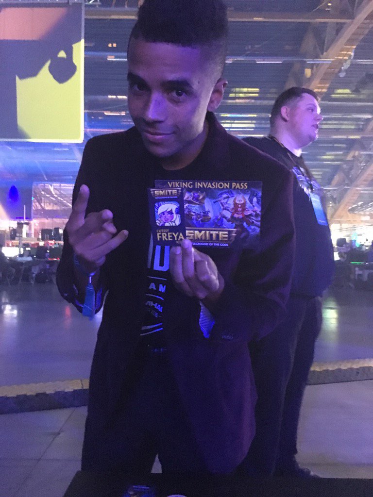 RayndayGaming's tweet image. Giving these 2 away after the enemy/soar game ends! RT &amp;amp; Follow to enter! #SM16