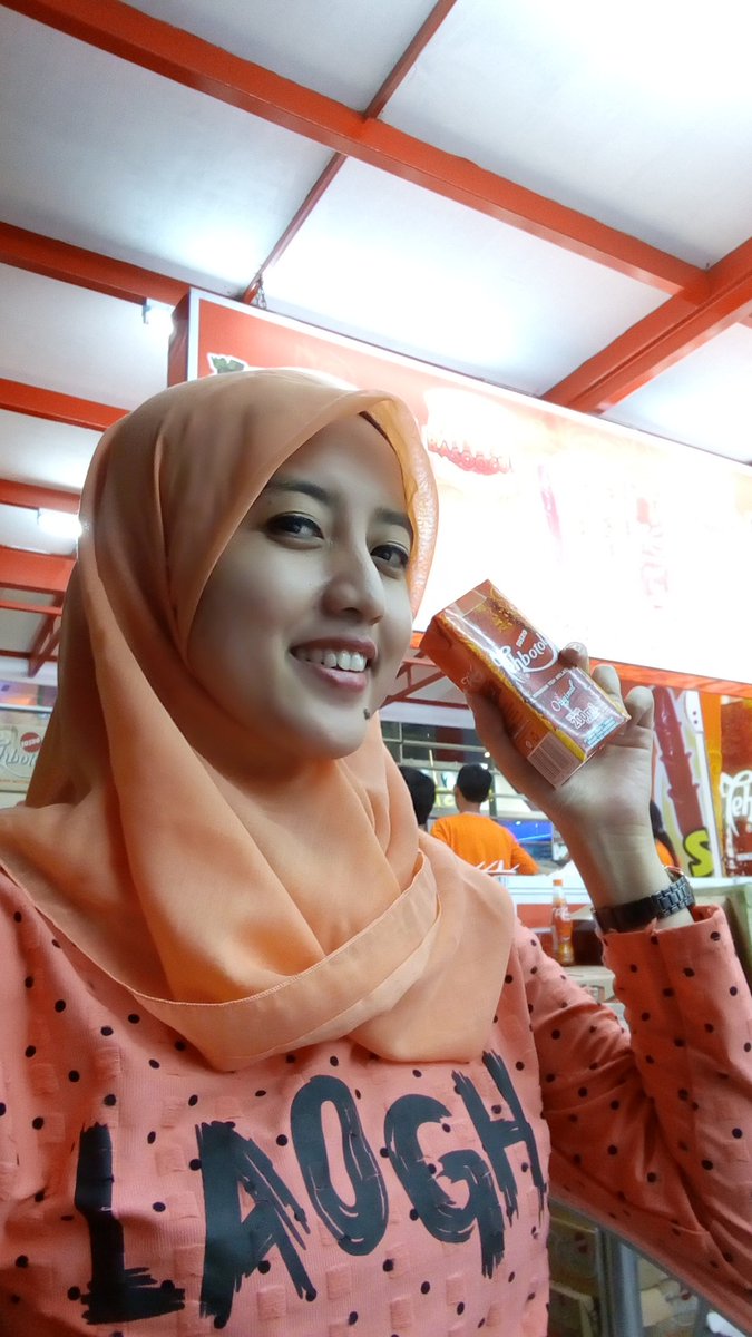 Nha_than's tweet photo. Setelah jejalan seharian  #tehbotolsosrojakartafair2016 @tehbotolsosroID https://t.co/FiR9qV7R2c