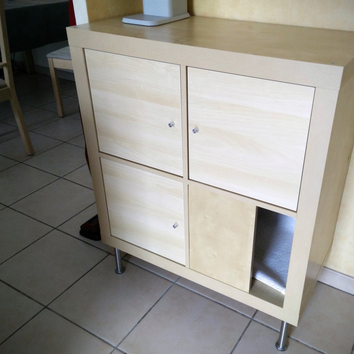 mab_'s tweet photo. #IKEhAck :
Expedit 2x2 sur pieds devenue litière pour chat (un peu plus discrète). https://t.co/Ij0dAF5HU0