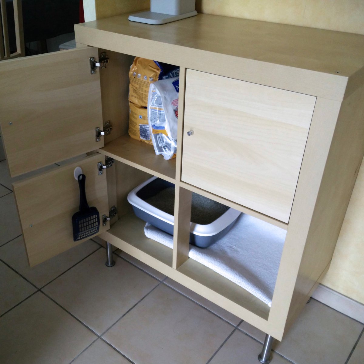 mab_'s tweet photo. #IKEhAck :
Expedit 2x2 sur pieds devenue litière pour chat (un peu plus discrète). https://t.co/Ij0dAF5HU0