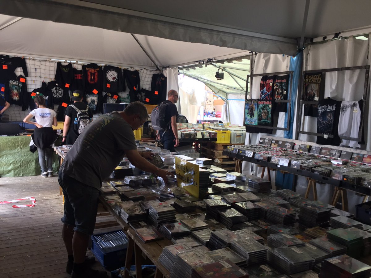 N'oubliez pas de choper vos cds au Metal Corner du <a href="/hellfestopenair/">Hellfest Open Air Festival</a> ! #hellfest2016 #Hellfest