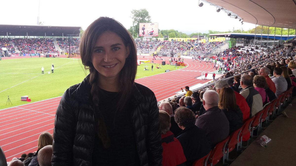 Leichtathletin des Jahres, Gesa Krause @GesaFK, genießt den Tag heute als Zuschauerin im #Auestadion #kassel (mic) https://t.co/LOUw5kAOYW