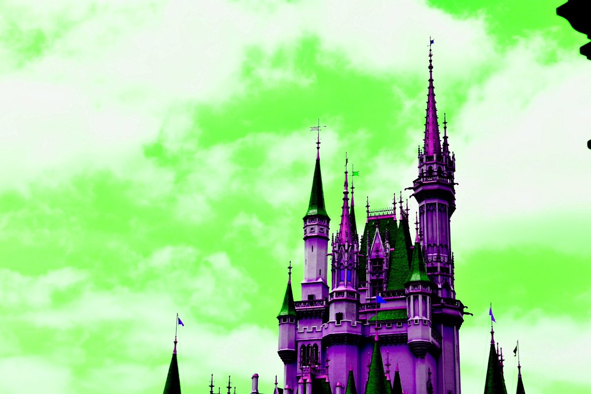 ivemouse1928's tweet image. #ColorTuning
少しいじったら見慣れたお城がヴィラン風に