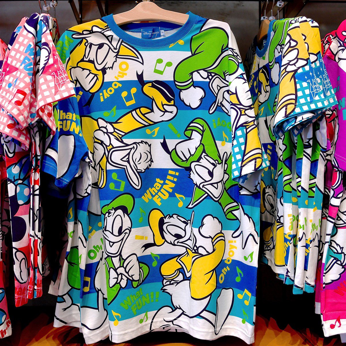 Mezzomikiのディズニーブログ ミッキーたちの総柄デザイン 東京ディズニーランド おそろいtシャツ 新発売 サイズも揃っているので 家族やお友達とおそろコーデが楽しめます 詳しくは T Co Gk5tefwhrj