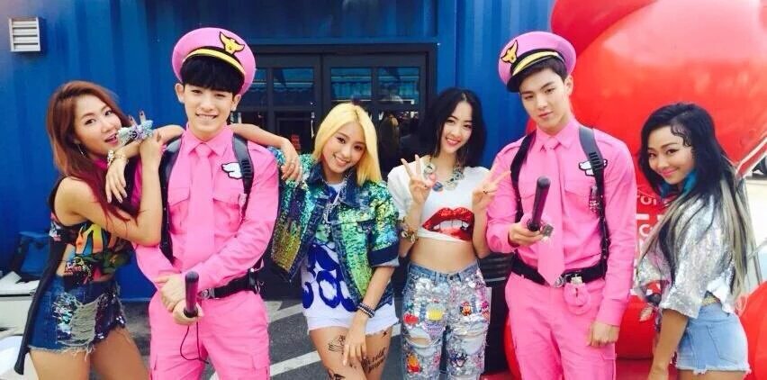 hyungwonope's tweet image. wonho and shownu wore back the pink uniform from sistar's shake it mv oh MY GODGVF