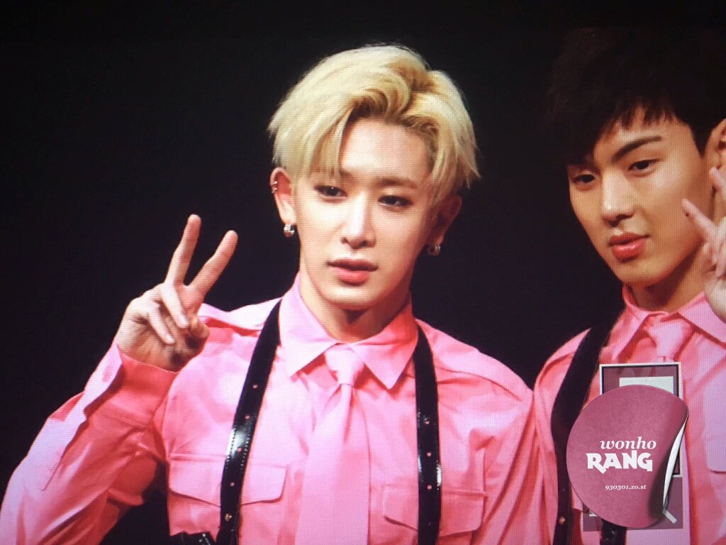 hyungwonope's tweet image. wonho and shownu wore back the pink uniform from sistar's shake it mv oh MY GODGVF