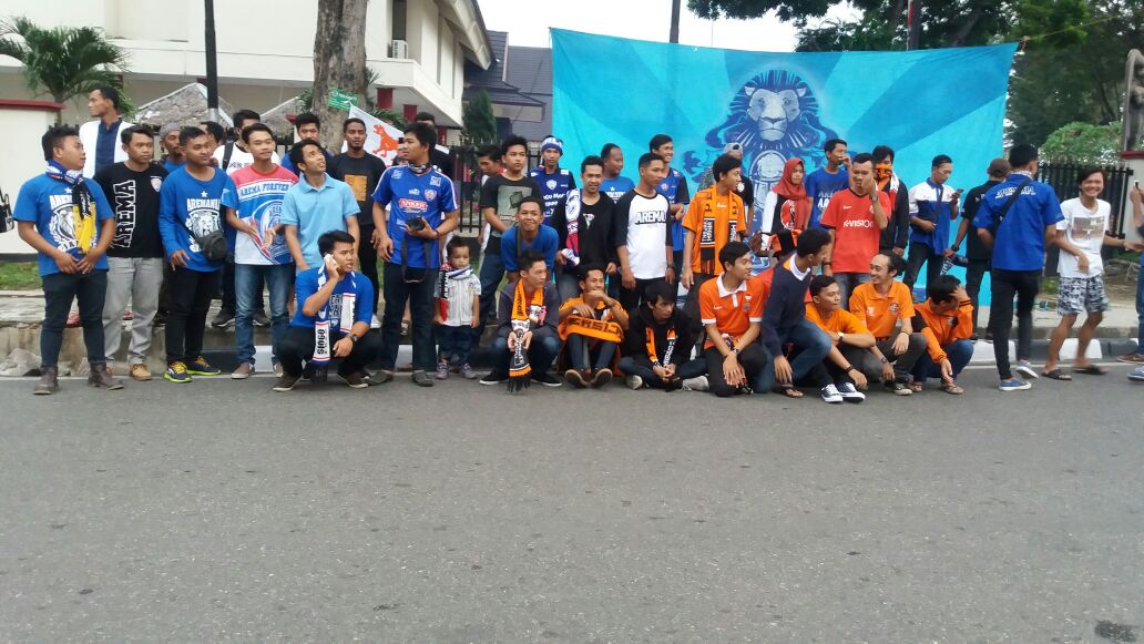 Bagi2 takjil <a href="/AremaniaJambi/">AREMANIA JAMBI CLUB</a> bersama <a href="/_jakjambi/">JakJambi</a> Berkah Ramadhan Indahnya berbagi <a href="/we_aremania/">wearemania</a> <a href="/JakOnline/">JakOnline</a> <a href="/NewsArema/">Instagram: NewsArema</a>