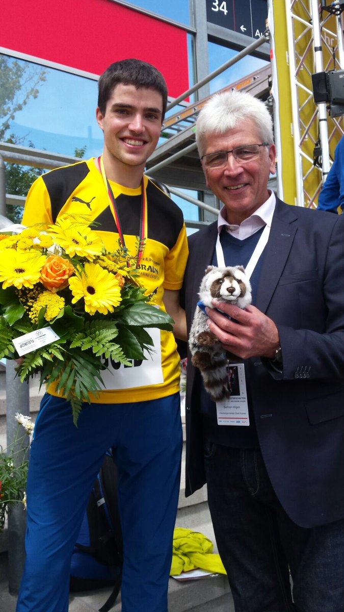 Siegerehrung der 1500m. Timo Benitz mit Oberbürgermeister Hilgen mit #Waschbär von @KasselMarketing. (mic) https://t.co/BPbGB0eOuW