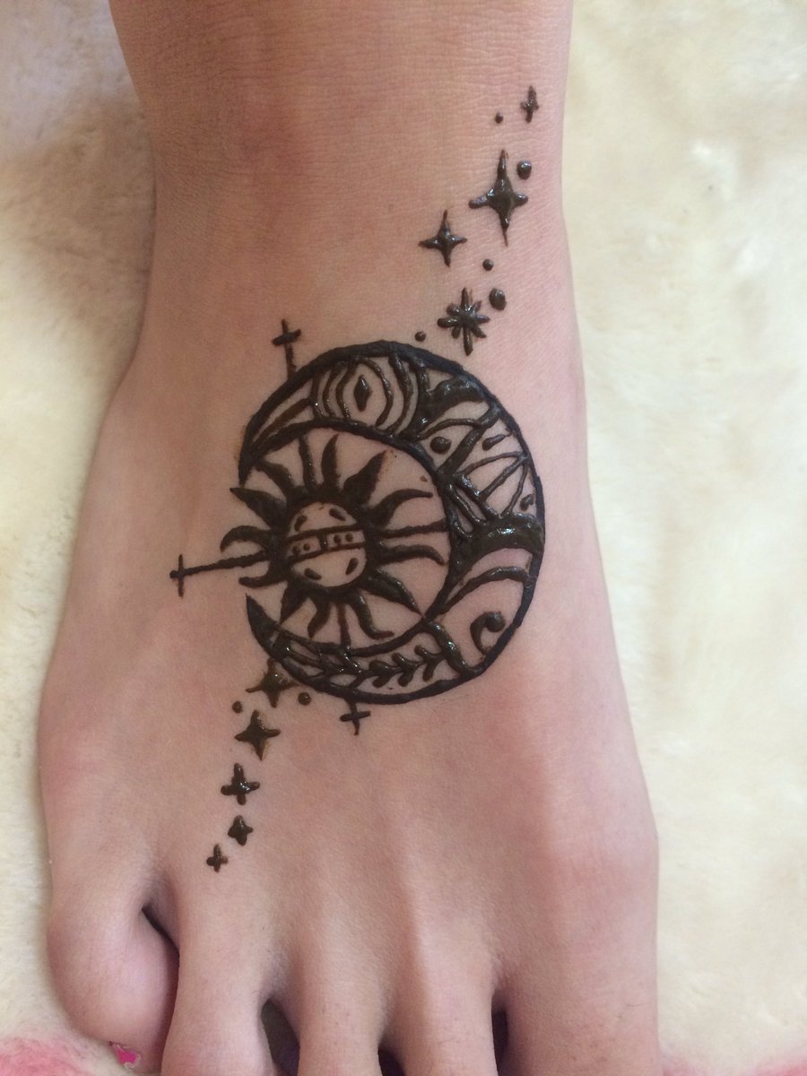 ヘナ ジャクアタトゥー Mei Twitter પર ヘナタトゥー 本日のお客様に描いたデザインです W 月と太陽 足の甲 花 へそ周り