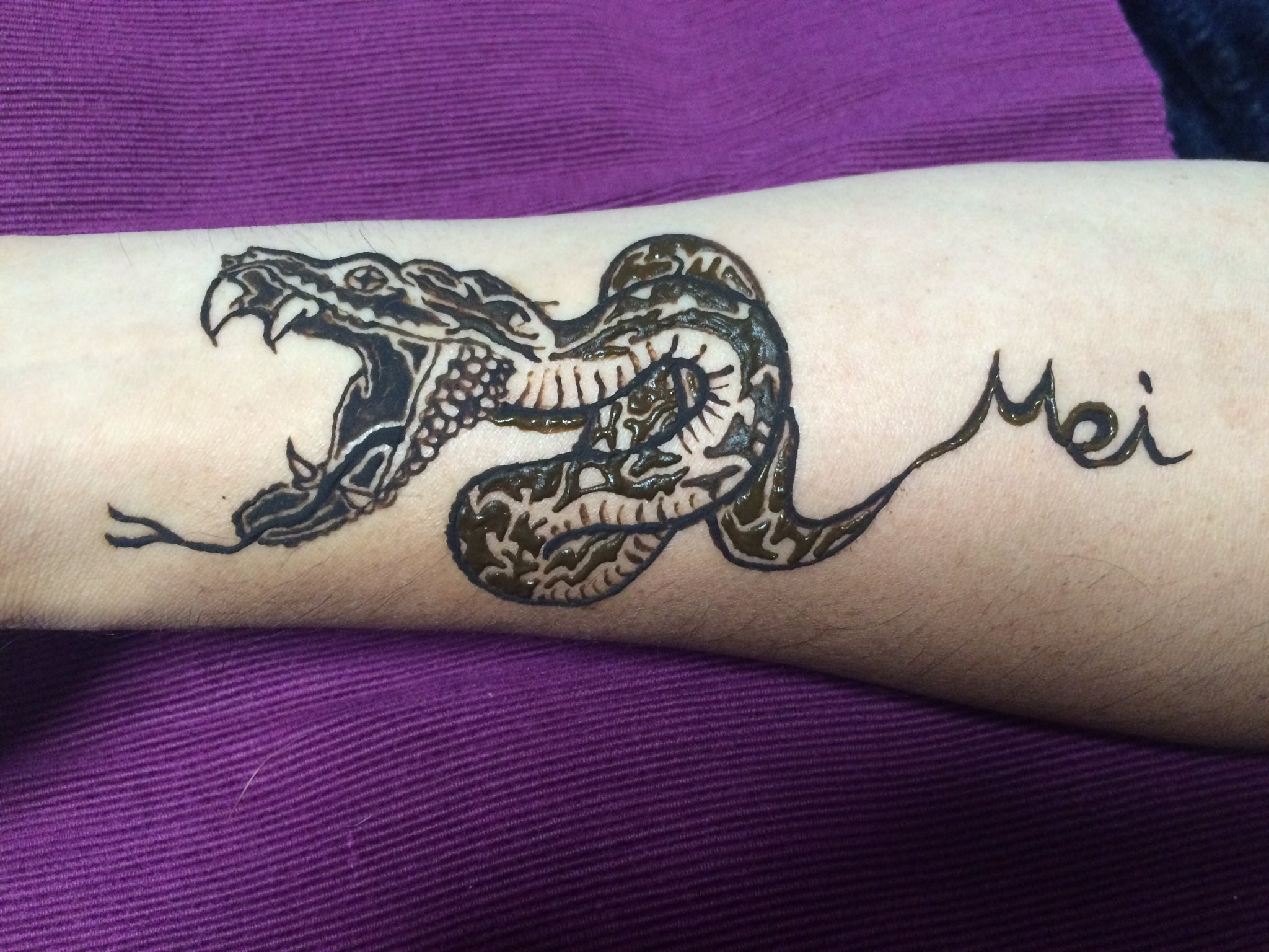 ヘナ ジャクアタトゥー Mei Twitterren こちらも本日のお客様のデザインになります ヘナタトゥー 花でハート ふくらはぎ 煙 中指 蛇 腕内側