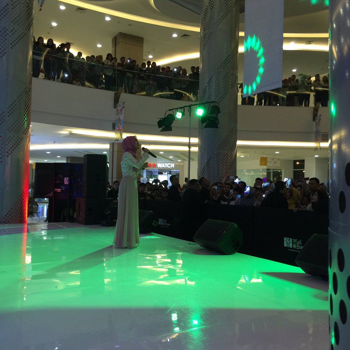 Sulistiaaaaw's tweet photo. Fatin On stagee! @Fatinistic https://t.co/LVQqPlmaa1