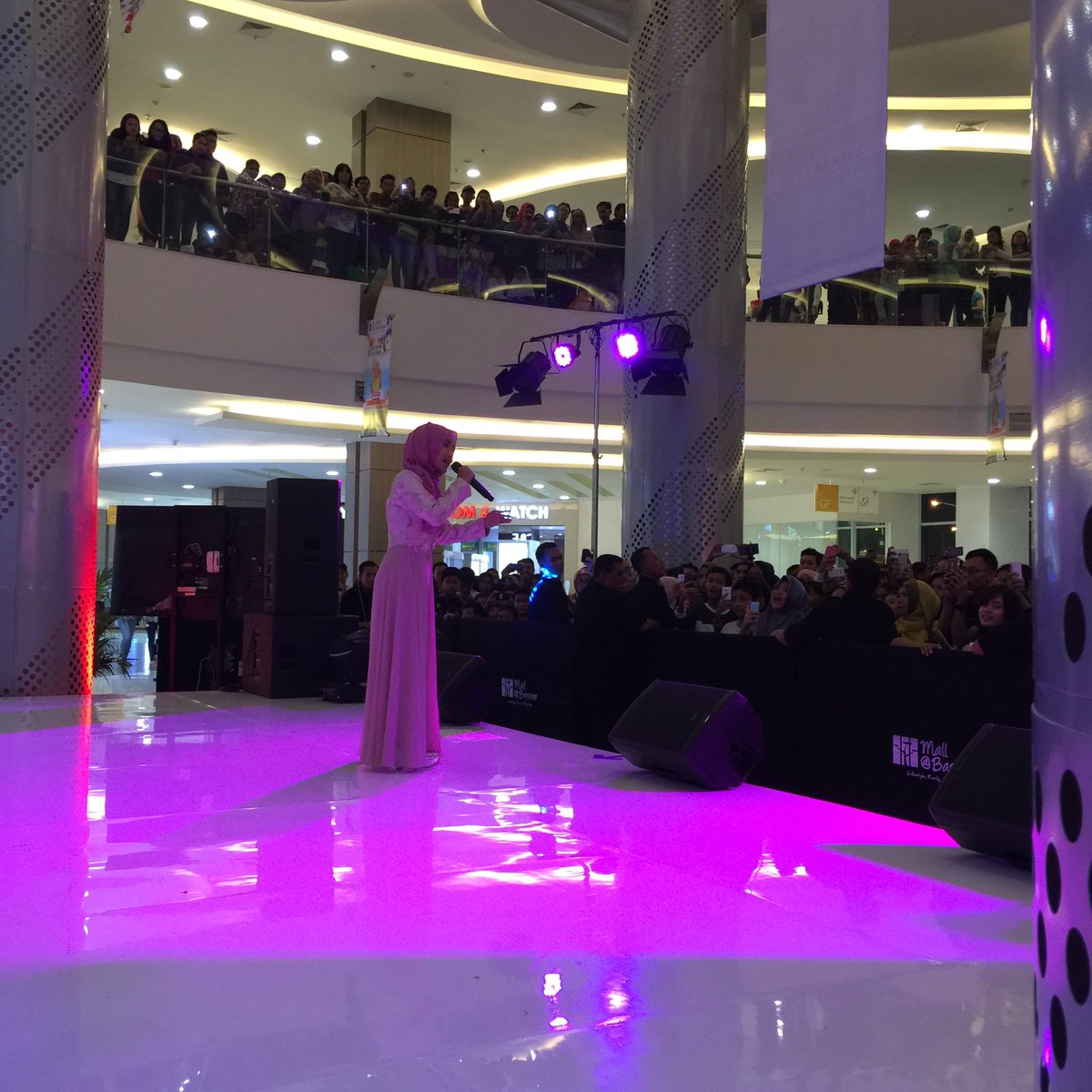 Sulistiaaaaw's tweet photo. Fatin On stagee! @Fatinistic https://t.co/LVQqPlmaa1