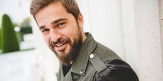 Gülüşü güzel insan. Hep böyle gül,
#AltanınİlkBabalarGünü <a href="/eadksk/">ٰ</a>