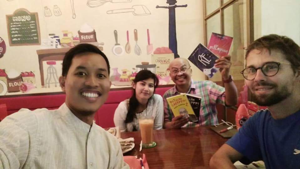 Berbuka sambil menandatangani buku koleksi <a href="/PangkepIn/">Pangkep Initiative</a>  Thanks <a href="/atmamato/">MATO</a> . Cc <a href="/penerbitkpg/">Penerbit KPG</a>