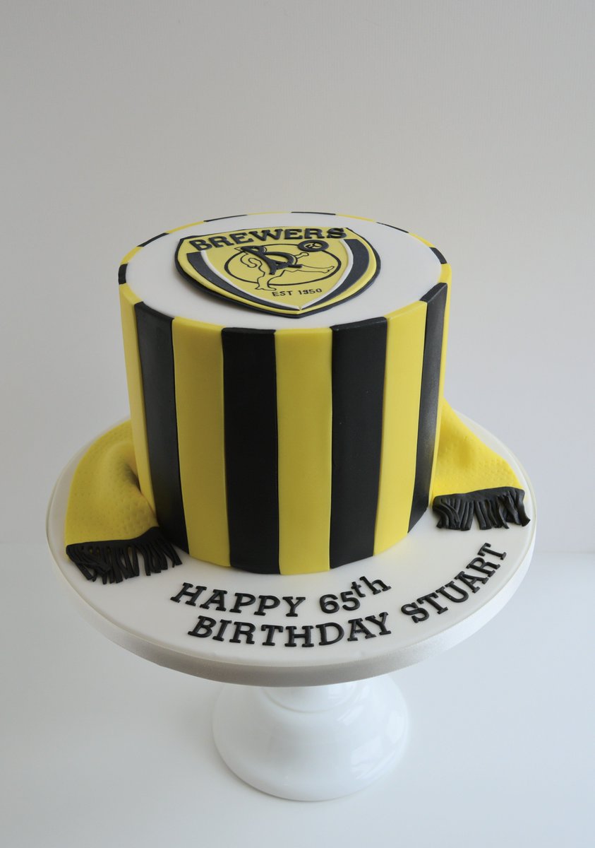 PrettyFancyCake's tweet image. A football cake for a Burton Albion fan, hope you had a brilliant Birthday Stuart! @burtonalbionfc #footballcake