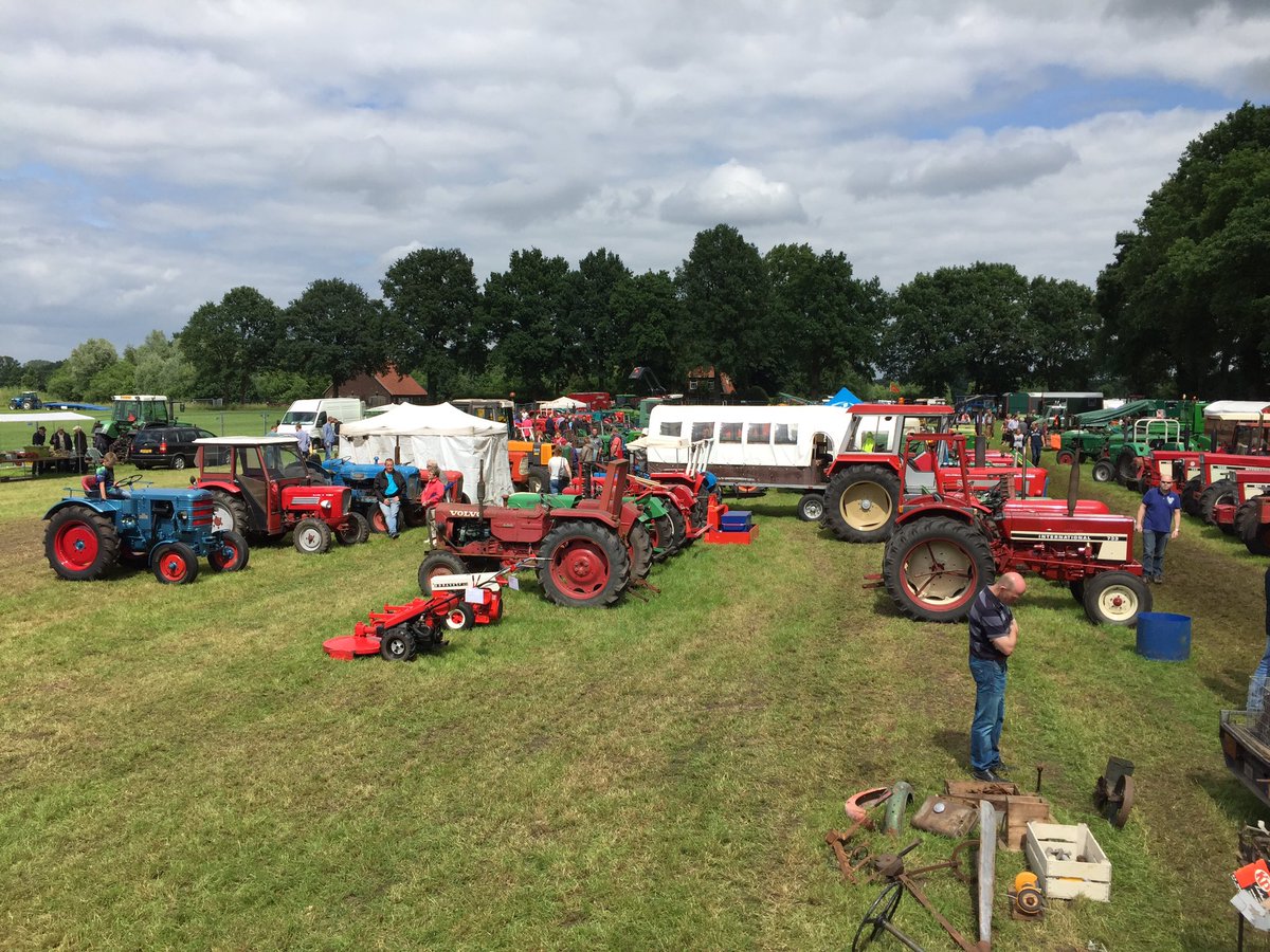 TiDeLutteLosser's tweet photo. Grote belangstelling @Oldtimershow in #Losser. Zeker voor diesel liefhebbers. Groot aanbod en aanverwante materialen https://t.co/UknrRYQJvy